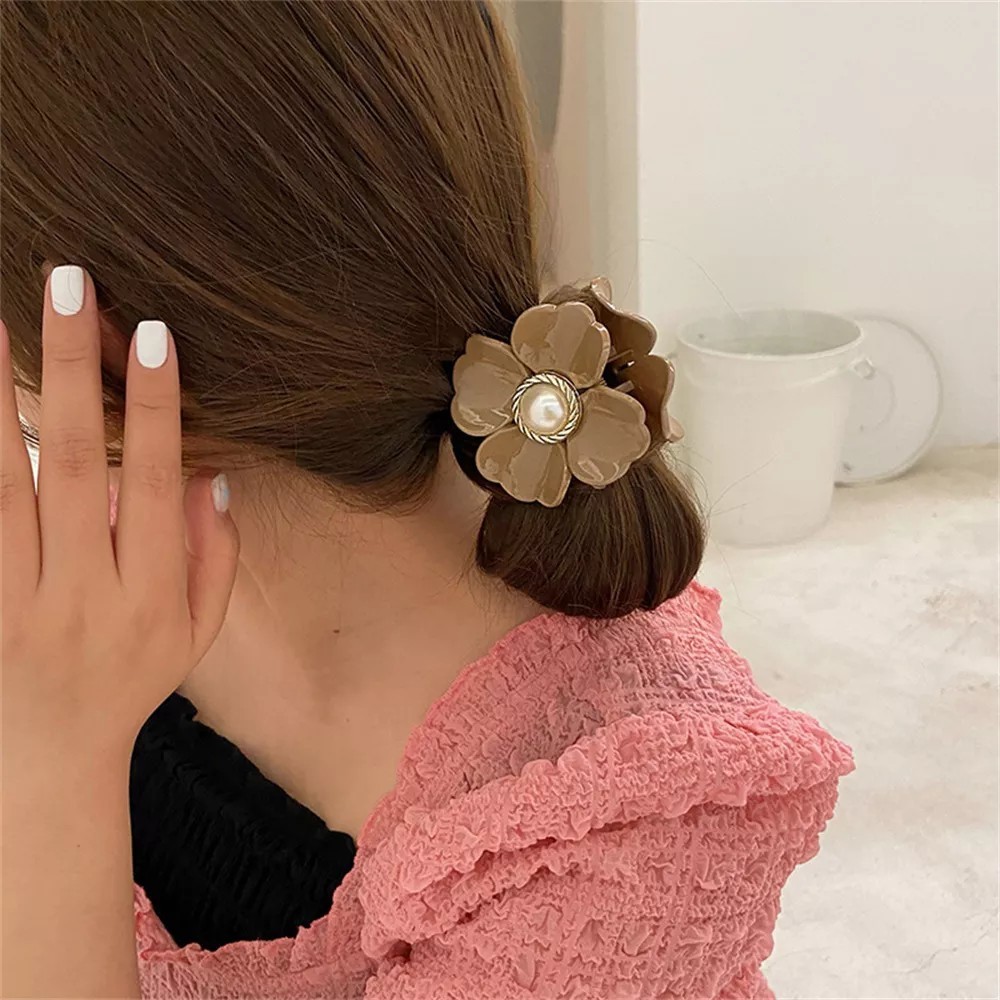 ライトブラウン　フラワーヘアクリップ　ヘアアクセサリー　韓国　大人気　花　パール　ゴールド アンティーク