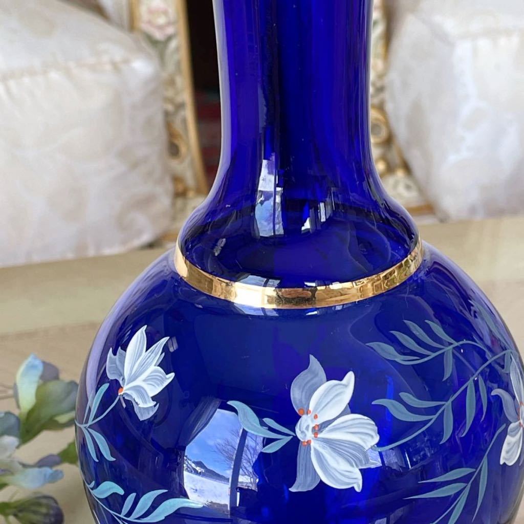 r13r80 美品♪ コバルトブルーカラーに優美なフラワーが描かれた ボヘミアガラス花瓶 フラワーベース 金彩ラインが格調高さを演出する_画像5
