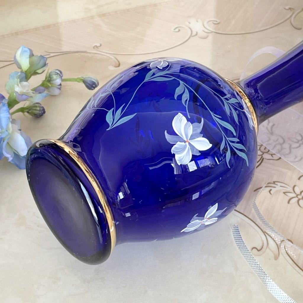 r13r80 美品♪ コバルトブルーカラーに優美なフラワーが描かれた ボヘミアガラス花瓶 フラワーベース 金彩ラインが格調高さを演出する_画像6