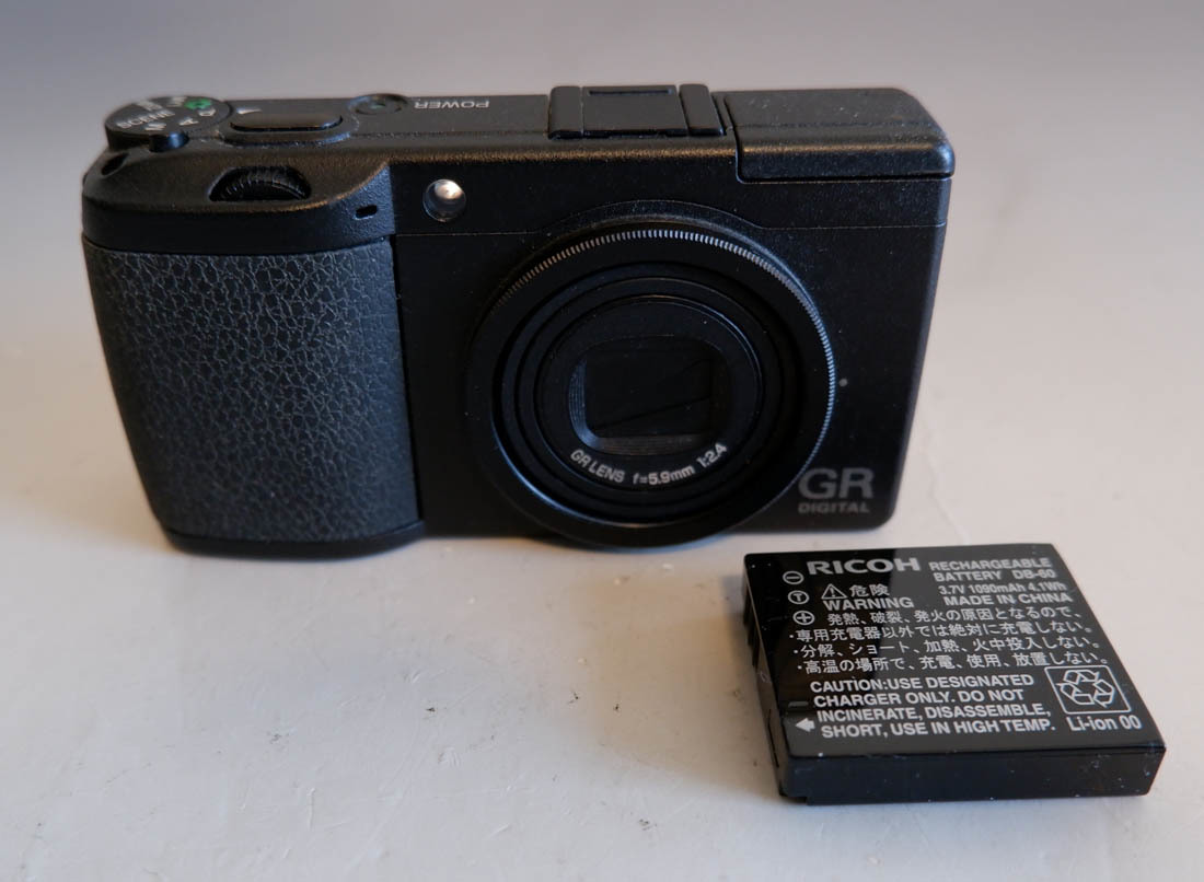 27　■RICOH GR Digital II 　充電器、充電池付属　簡単な動作確認済 ジャンク扱い　1円～_画像1