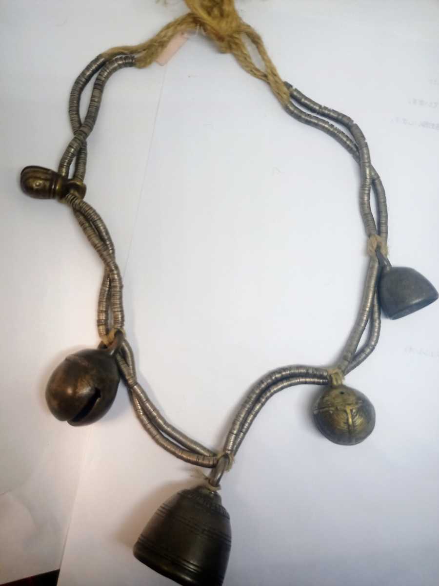 ミャンマービルマ チン族州Chinカアンティーク骨董2連真鍮brassビーズ銅？5ベルネックレスシャーマン1850～1950年頃とんぼ玉トレードナガ