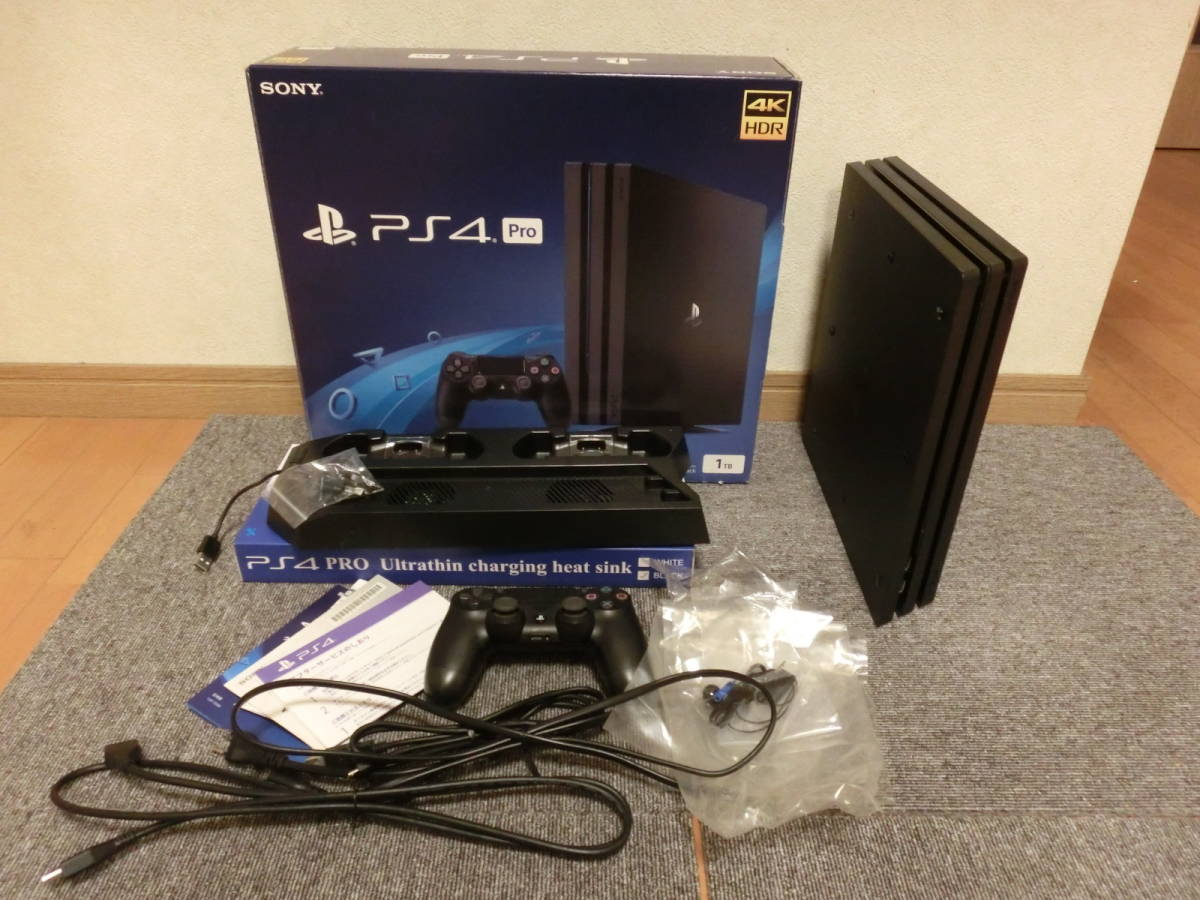 ☆PS4 PRO 1TB CUH-7200BB01 専用設置台（ヒートシンク、充電、USB設置台付き)　コントローラーほぼ使用せず　完動品　初期化済☆