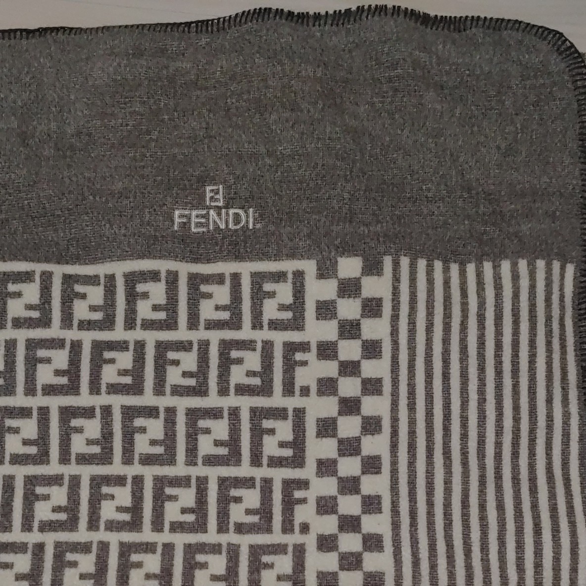 ついに再販開始！】 FENDI 毛布 シルク100 ズッカ柄 asakusa.sub.jp