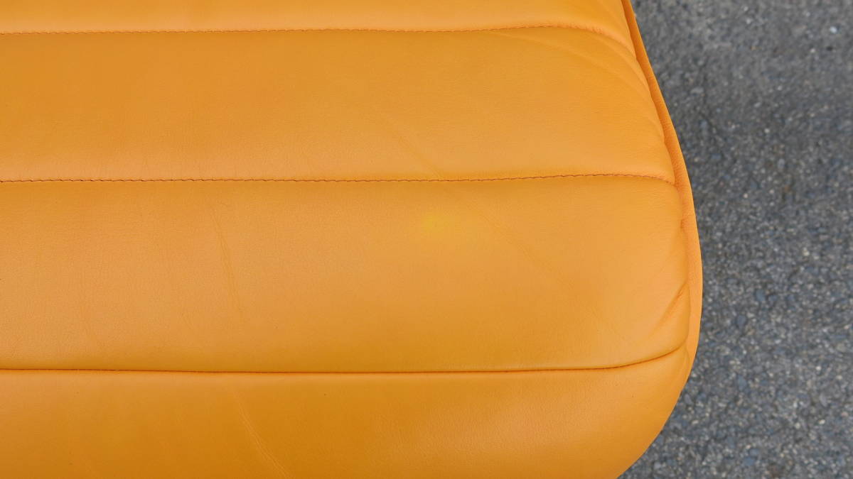 中古 傷あり 汚れあり 色剥げあり カリモク ザ・ファースト RU75 karimoku The First 革 若干ザラつき感あり 背面に跡あり_座面に色剥げがございます。