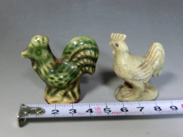 置物■鶏の置物 2個セット 緑釉 白釉 鳥 土人形 時代物 骨董品■_画像1