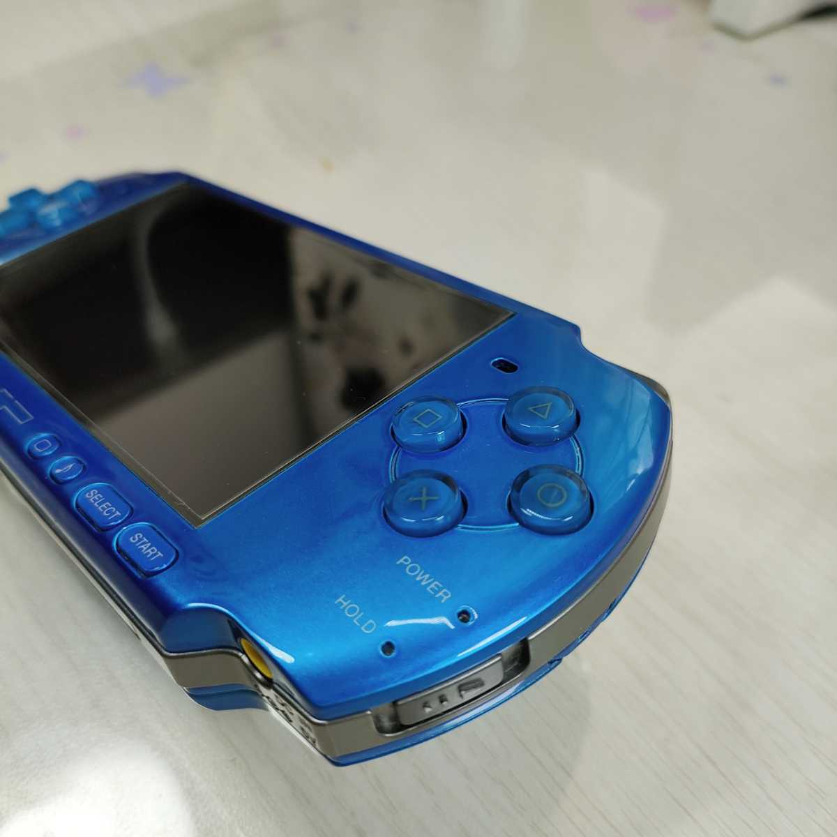 美品 液晶黄ばみ無し PSP 3000 バイブラントブルー 本体 バッテリー ソニー純正充電器 メモリースティック4GB 液晶保護フィルム モンハン2