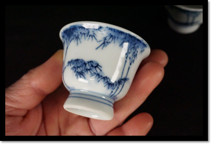  три . бамбук Izumi . чайная посуда белый фарфор с синим рисунком чай . горячая вода холодный заварной чайник горячая вода только чайная посуда 