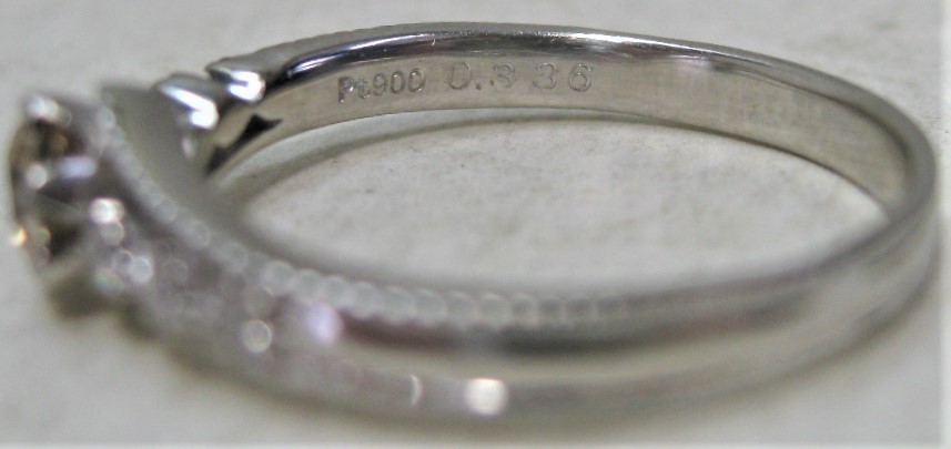 一流の品質 Pt900プラチナ リング指輪 ゴールデン ダイヤ0.336ct 脇