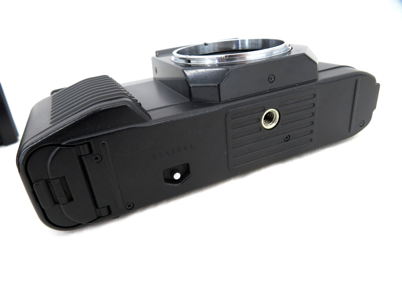 Canon キャノン T50 35ｍｍ一眼レフ フィルムカメラ レンズ FD24mm 1:2.8 他2本 ストロボなど付属品多数あり 