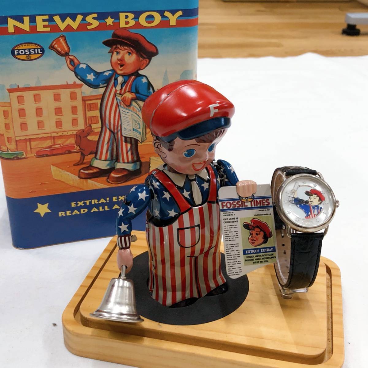 ◆FOSSIL・NEWS BOY◆フォッシル・ニュースボーイ◆腕時計 ＆ ブリキ人形付◆世界5000本限定◆玩具_画像2