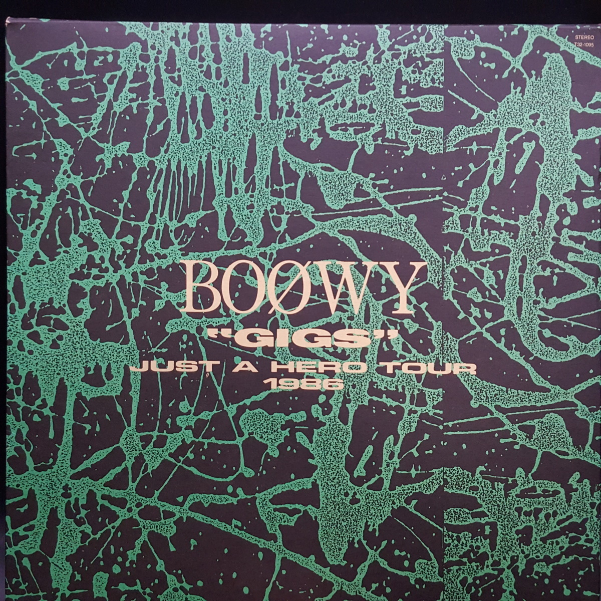 【宝蔵】邦楽アルバム BOOWY ボウイ 『GIGS』JUST A HERO TOUR 1986 LPレコード 日本武道館ライブアルバム 歌詞カード・写真集付き 31㎝_画像3