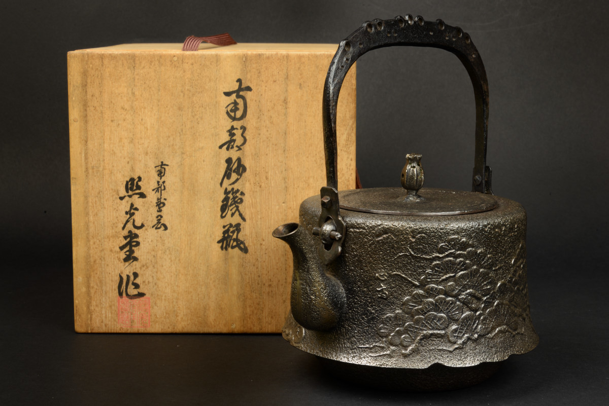 WA】照光堂 名人 心斎造 松木図 砂鉄 鉄瓶 共箱 南部鉄瓶 / 煎茶道具