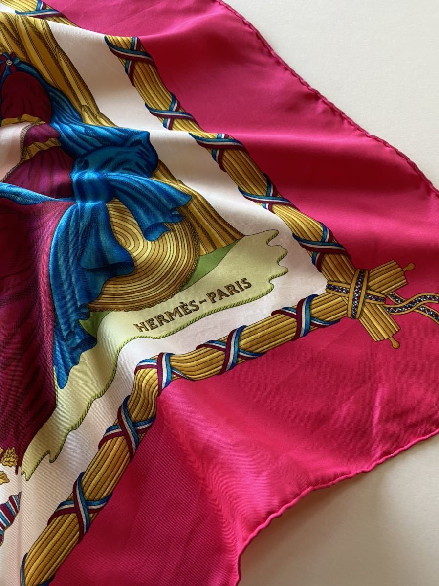 【美品】HERMES エルメス HERMES カレ90 スカーフ 大判 1789 LIBERTE ピンク シルク100% フランス革命記念_画像2