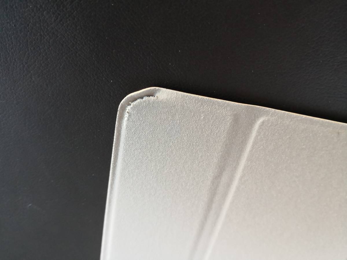 (アウトレット h-03) 薄型 軽量 iPad 第6世代/ 第5世代/ iPad Air/Air2 共用 シャンパンゴールド レザー スマートケース スタンド機能付き_表面キズの裏側にキズあり