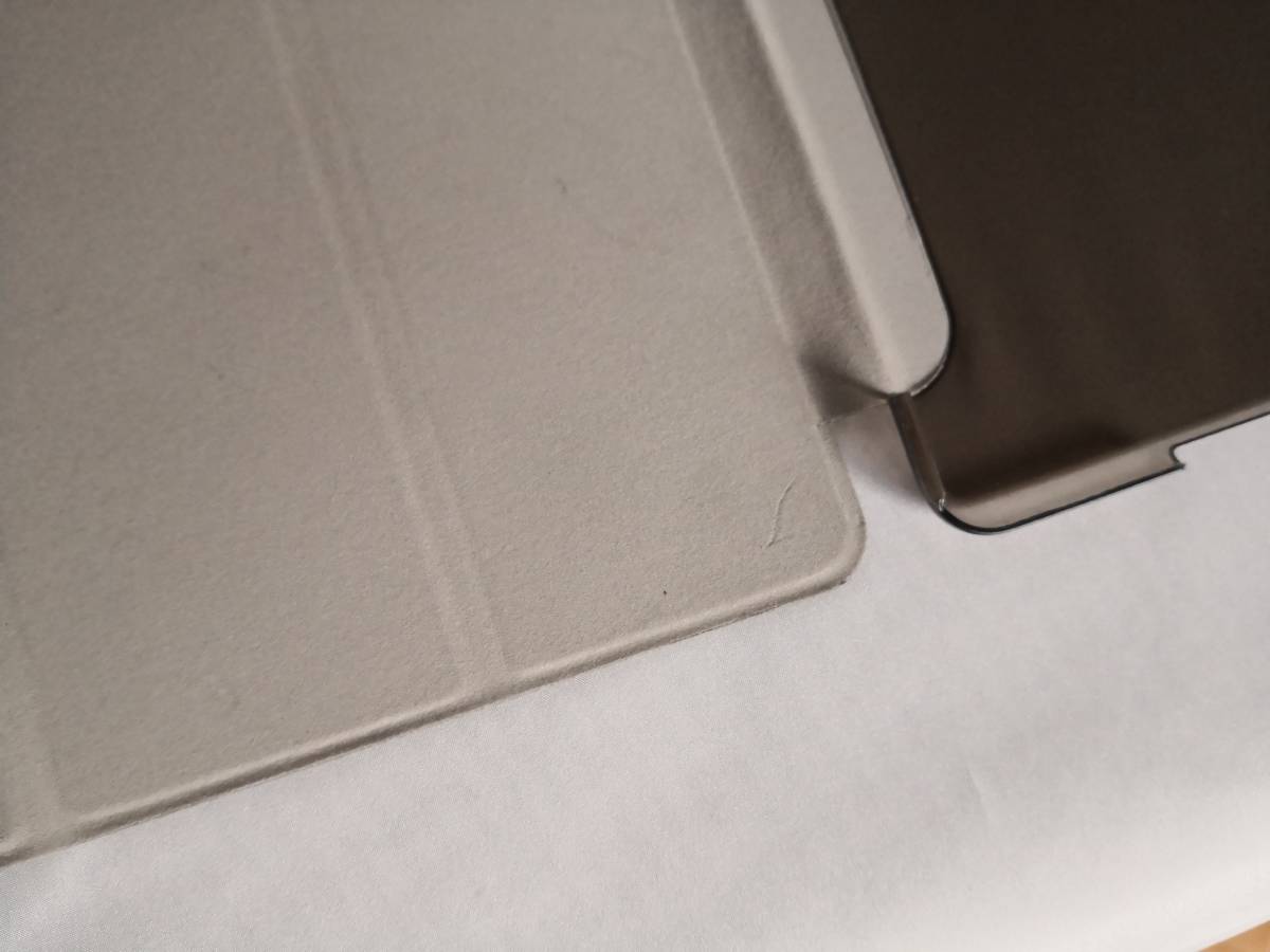 (アウトレット h-18) 薄型 軽量 iPad 第6世代/ 第5世代/ iPad Air/Air2 共用 ブラック レザー スマートケース スタンド機能付き_裏面左下角にキズあり
