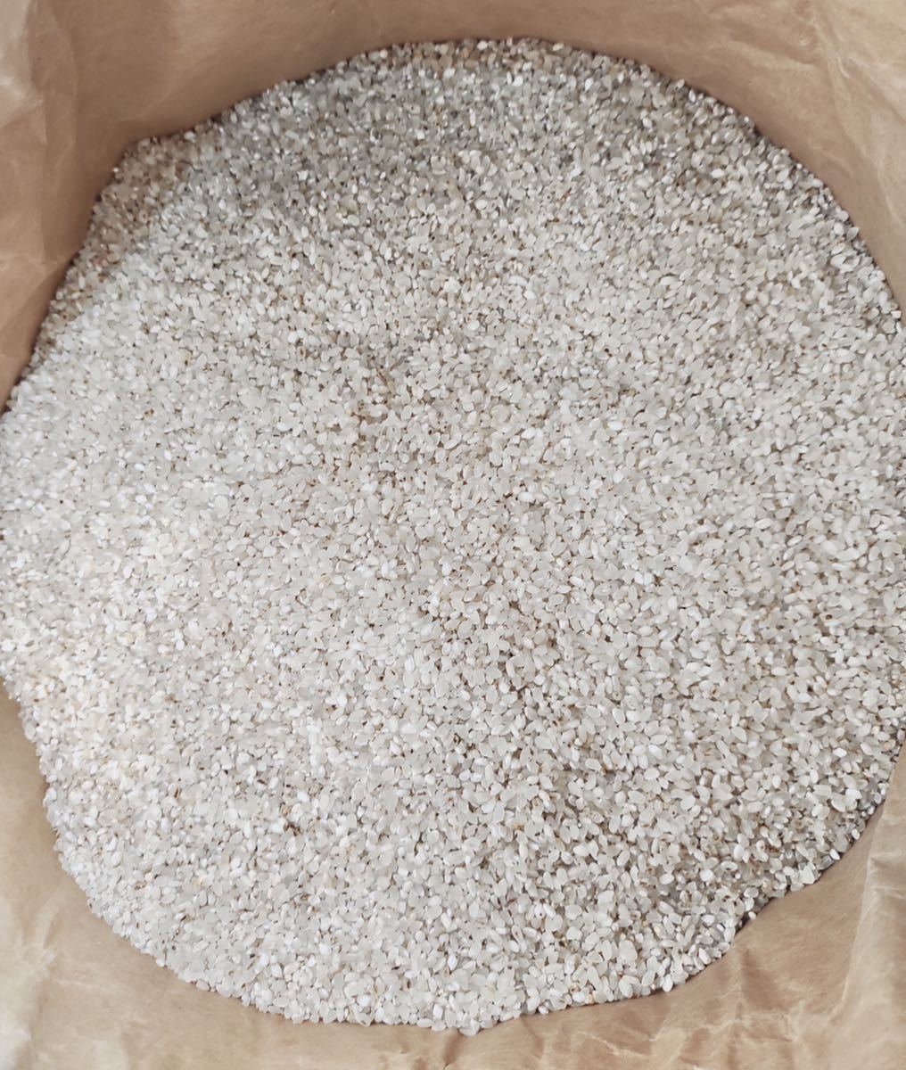 国内産 やけ米 変色米 くず米 砕米 飼料米 餌 24kg 全国送料無料 国内産 やけ米 変色米 くず米 砕米 飼料米 餌 24kg 全国送料無料
