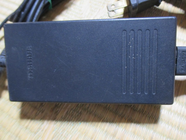 東芝　Ａc アダプター　100V～240V　OUTPUT15V:2A 中古品_画像3