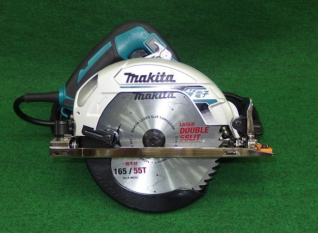 マキタ HS6302 165mm 厚切込み 電子マルノコ 切込深さ66mm 滑らか起動 左5°傾斜可 AC100V チップソー付 青 新品