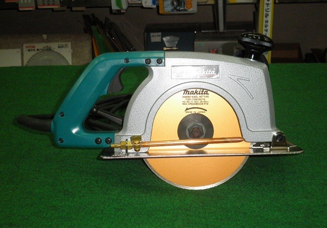 即日発送 マキタ 4107R 180mmカッタ AC100V 湿式ダイヤモンドホイ-ル付 新品 コンクリートカッター 即日発送 マキタ 4107R 180mmカッタ AC100V 湿式ダイヤモンドホイ-ル付 新品 コンクリートカッター