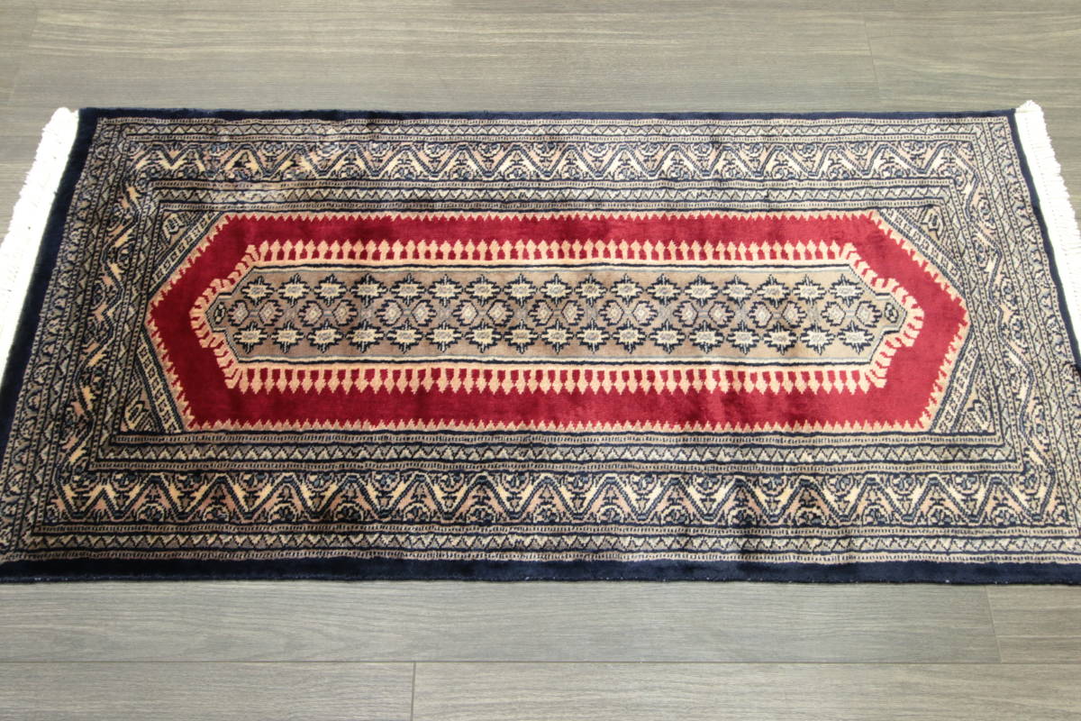 SALE　緻密な織りのカシミリアンブランド　パキスタン手織り絨毯　アクセントラグ　64x130cm　＃906_画像2