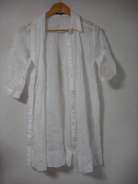 洋服：23区　サイズは３８　ホワイト_ボタン全開、片袖だけ留めています。