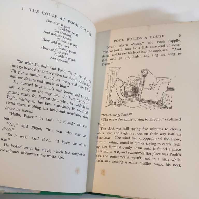 [ foreign book ]A.A.MILNE 4 pcs. set * secondhand book set sale / aged deterioration because of some stains scorch have /WINNIE-THE-POOH/WHEN WE WERE VERY YOUNG/ poetry compilation / Winnie The Pooh 