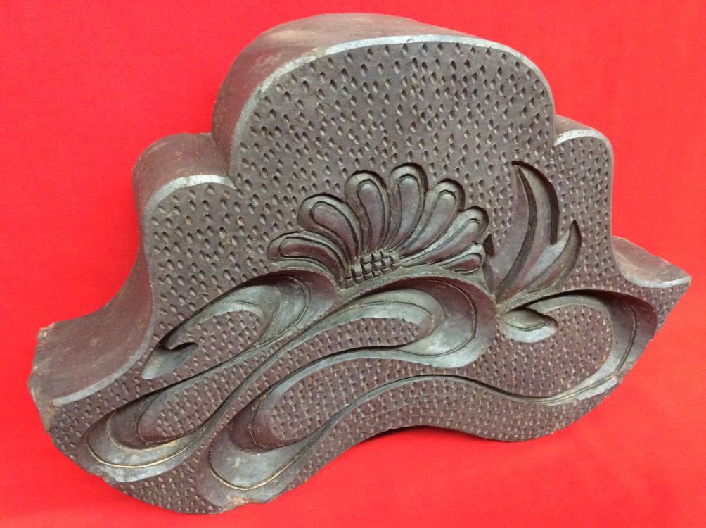 低価格 時代物 【 鬼瓦 菊水影盛 】 鬼板 353mm×235mm×72mm 3290g 中古品 伝統工芸 縁起物 厄除け 魔除 置物 骨董 瓦 低価格 時代物 【 鬼瓦 菊水影盛 】 鬼板 353mm×235mm×72mm 3290g 中古品 伝統工芸 縁起物 厄除け 魔除 置物 骨董 瓦