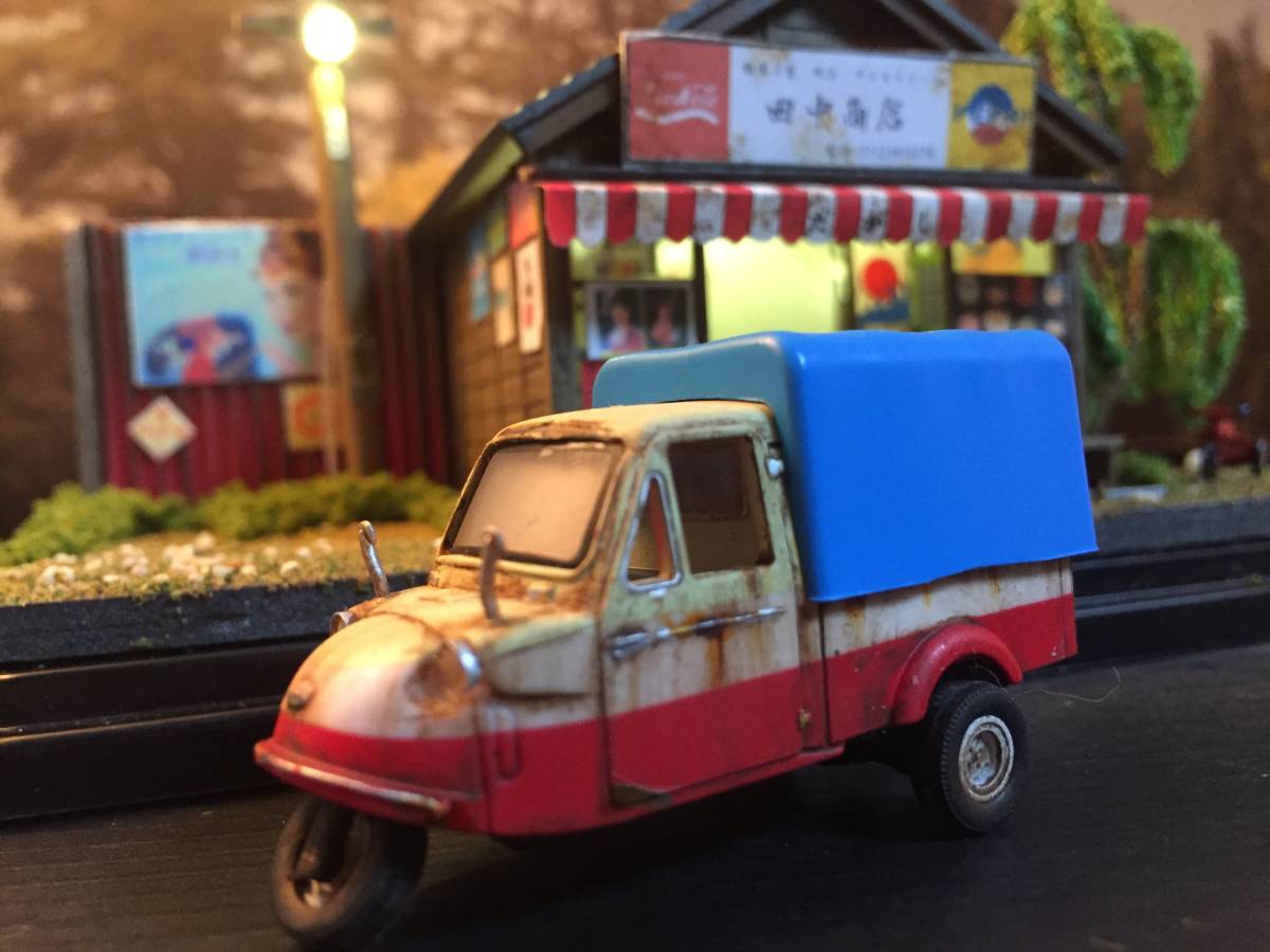 駄菓子屋 1/50 ダイハツ ミゼット LEDライトアップ 昭和レトロな風景 旧車 自作ジオラマ完成品 ケース付_画像3