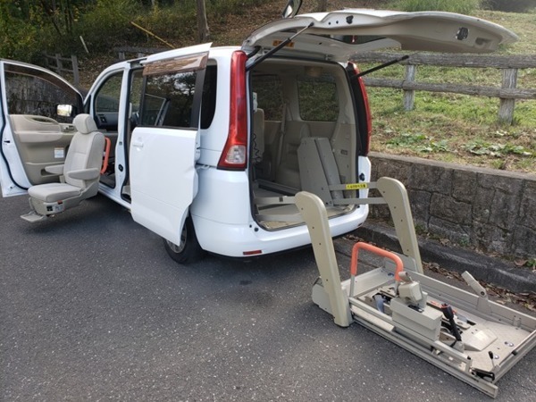 「セレナ 福祉車両ストレッチャーリフタータイプ 車椅子リフト+助手席リフトアップシ-ト」の画像1