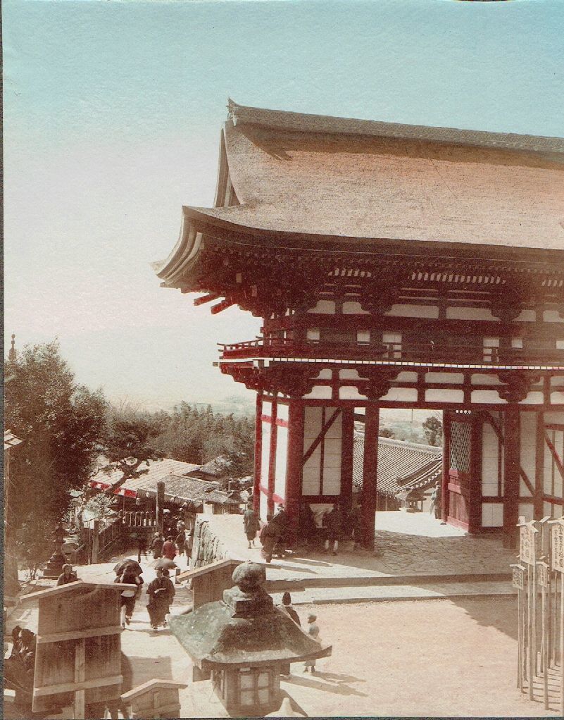 大判手彩色古写真 京都 清水寺・仁王門から門前の眺望 明治期