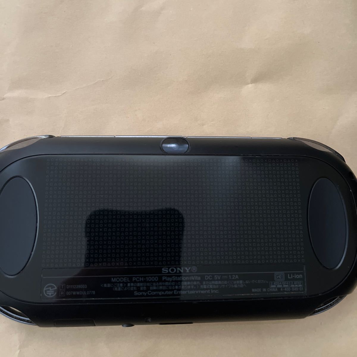  PS Vita ブラック+充電器　　箱、説明書無し　　　　　+ メモリーカード3つ(4g×1,8g×1,16g×1)