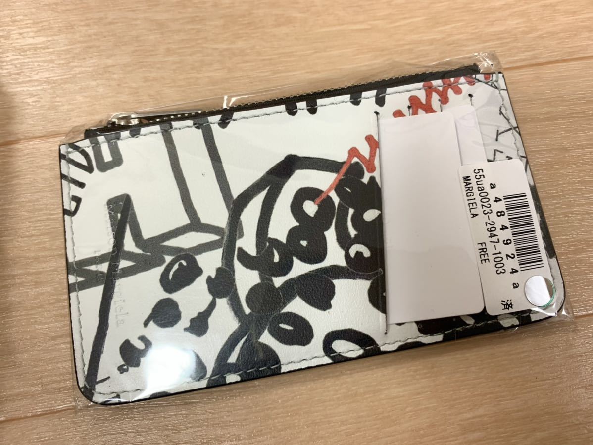 新品 Maison Margiela フラグメントケース グラフィティ 白 黒 新品 Maison Margiela フラグメントケース グラフィティ 白 黒
