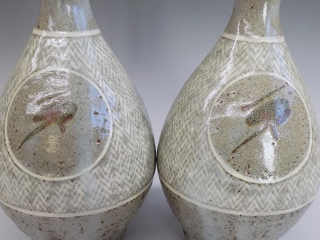 c904 技工名品 人間国宝 島岡達三 作 地釉象嵌縄文 酒器 徳利 二客 酒盃 六客 銚子 酒杯 ぐい呑み 共箱 栞付 未使用 本物保証◆師)浜田庄司_画像2