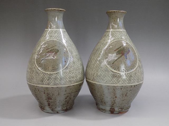 c904 技工名品 人間国宝 島岡達三 作 地釉象嵌縄文 酒器 徳利 二客 酒盃 六客 銚子 酒杯 ぐい呑み 共箱 栞付 未使用 本物保証◆師)浜田庄司_画像5