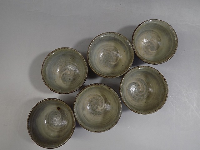 c904 技工名品 人間国宝 島岡達三 作 地釉象嵌縄文 酒器 徳利 二客 酒盃 六客 銚子 酒杯 ぐい呑み 共箱 栞付 未使用 本物保証◆師)浜田庄司_画像6