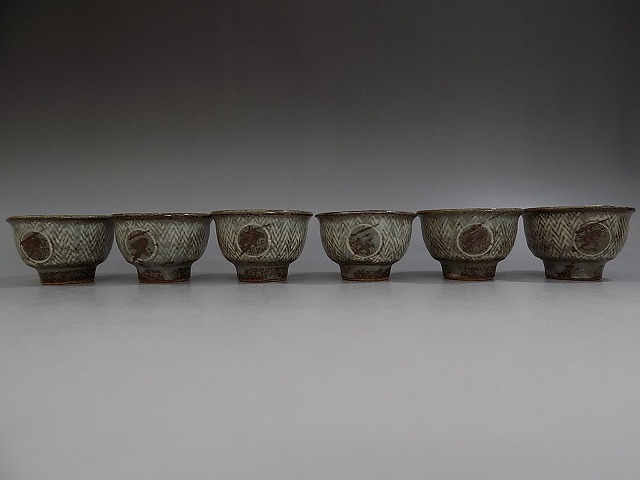 c904 技工名品 人間国宝 島岡達三 作 地釉象嵌縄文 酒器 徳利 二客 酒盃 六客 銚子 酒杯 ぐい呑み 共箱 栞付 未使用 本物保証◆師)浜田庄司_画像9