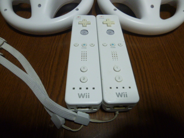 A051【送料無料 即日配送 動作確認済】Wii マリオカート　ハンドル4つ　リモコン２つ　セット　