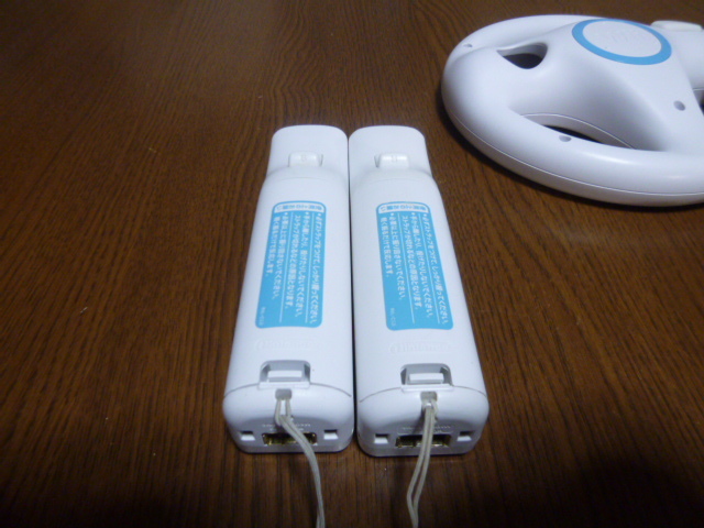 A051【送料無料 即日配送 動作確認済】Wii マリオカート　ハンドル4つ　リモコン２つ　セット　