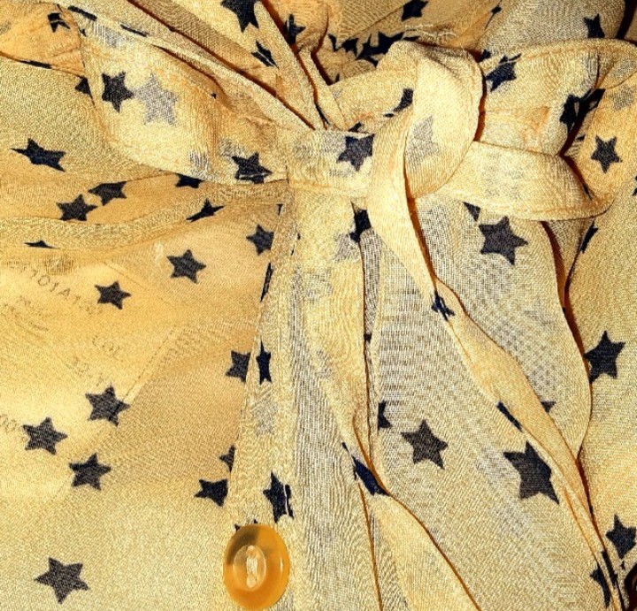 レディースロングワンピース羽織るコートにも!長袖 薄黄色&ｸﾞﾚｰ星柄 新品未使用 Nｽﾀ ﾎﾗﾝ千秋さんデザイン違い着てました!
