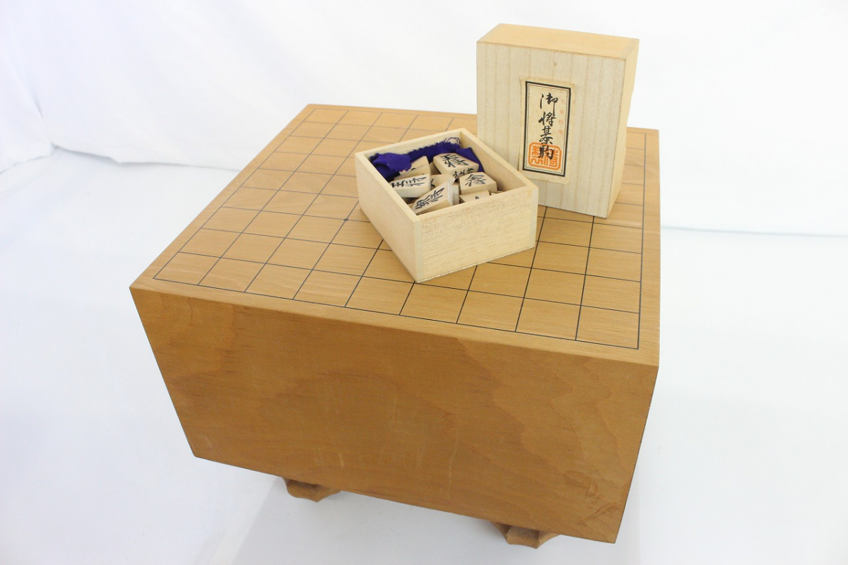 【行董】 将棋盤 将棋駒 セット 山上作 天童特産 碁盤 木製 厚み約18cm 脚付き 脚高さ約11cm 重さ約9.5kg AFZ00BOT34_画像1