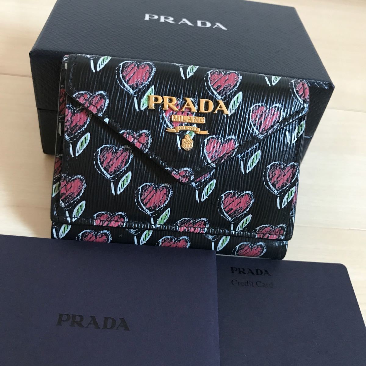 極美品 PRDA プラダ 三つ折り財布 ミニ財布 ハート 黒×赤 レディース