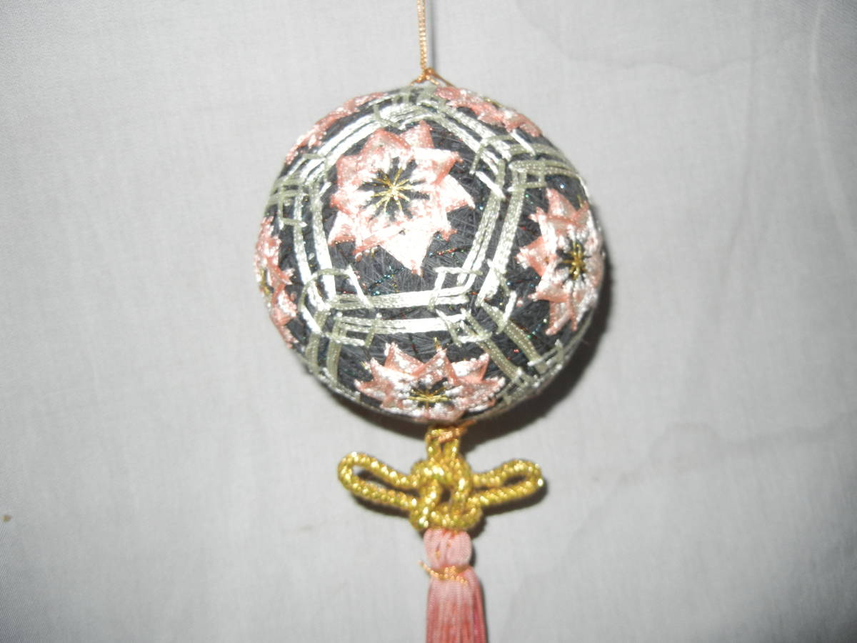 オリジナル手毬 黒地、ピンク グレー花 手まり径 約9.5cm 伝統ある飾り手まり つるし飾り工芸品の画像2