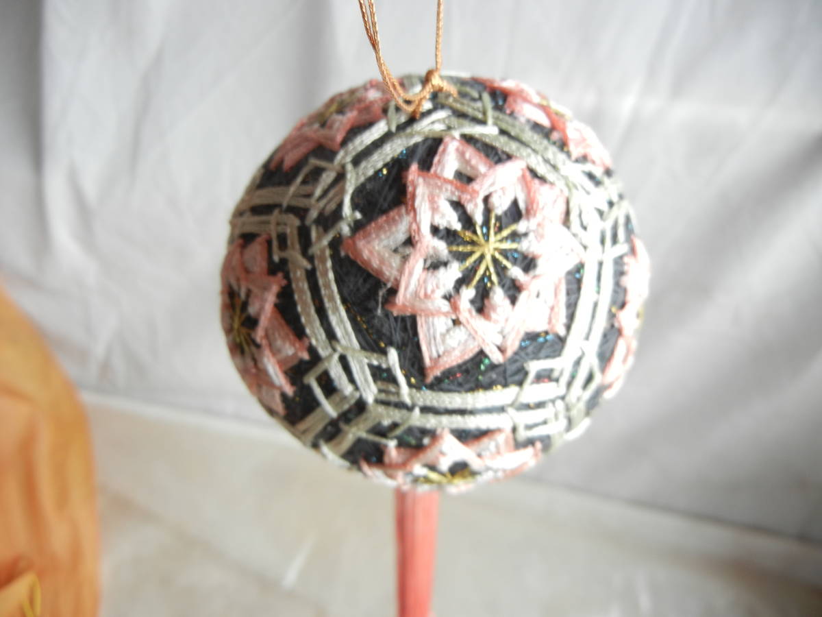 オリジナル手毬 黒地、ピンク グレー花 手まり径 約9.5cm 伝統ある飾り手まり つるし飾り工芸品の画像5