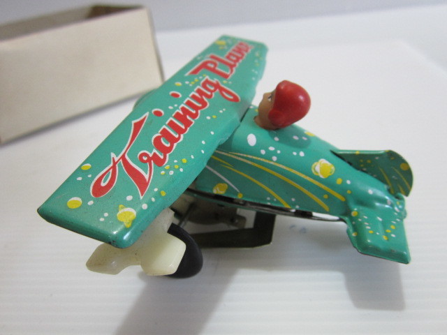 ②　ブリキのおもちゃ　飛行機玩具　教練機　　ゼンマイ　昭和レトロ　中国製　当時物　箱付き コレクション_画像4