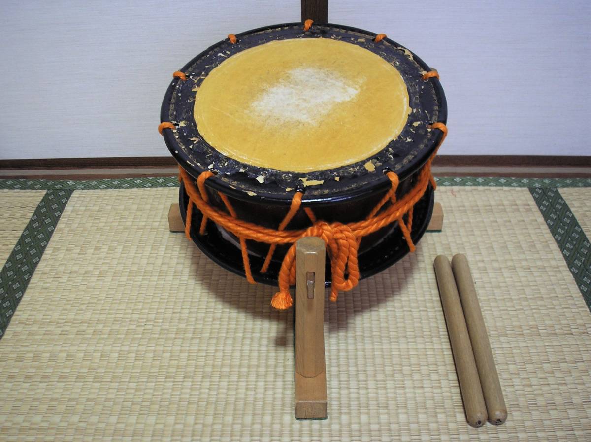 ○和楽器 ＜漆塗梨地胴 締太鼓＞ 和太鼓 置き台 バチ付き 品○ - 楽器