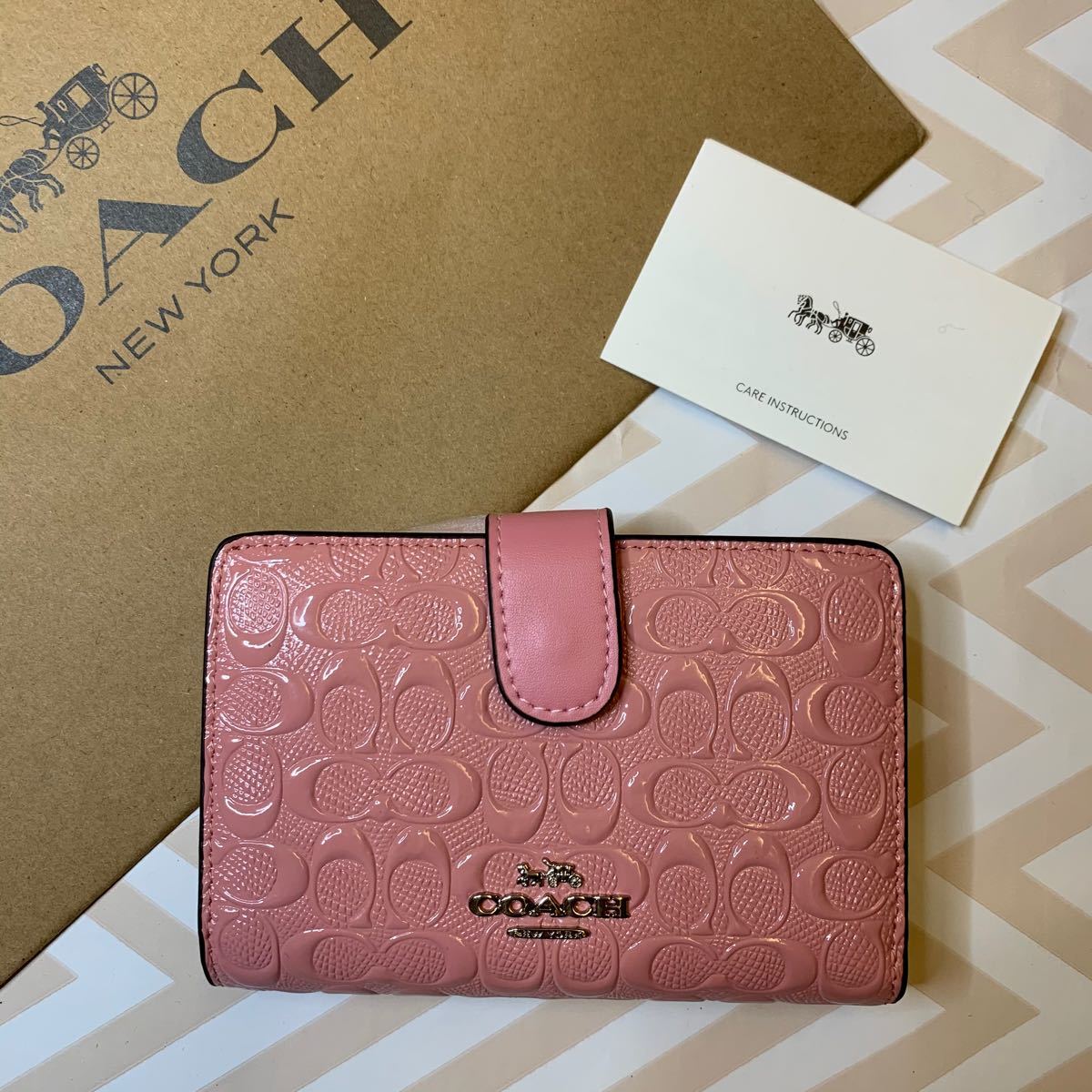 COACH  コーチ　アウトレット　ピンクエナメル　二つ折り財布　新品