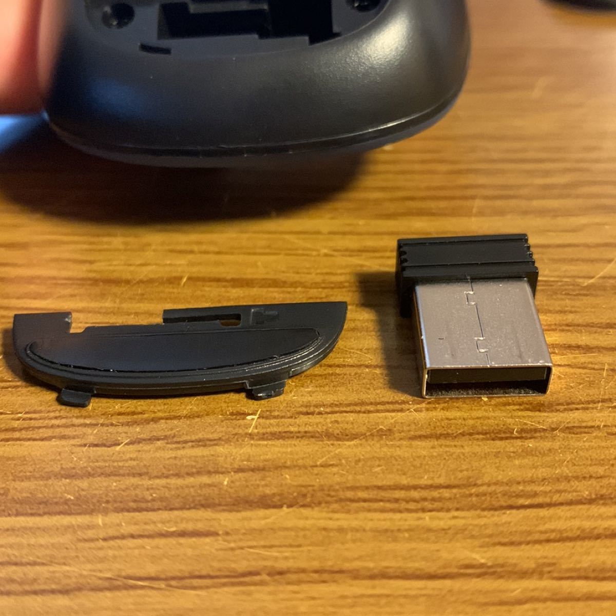 ワイヤレスマウス　USBの蓋少し破損、完動品