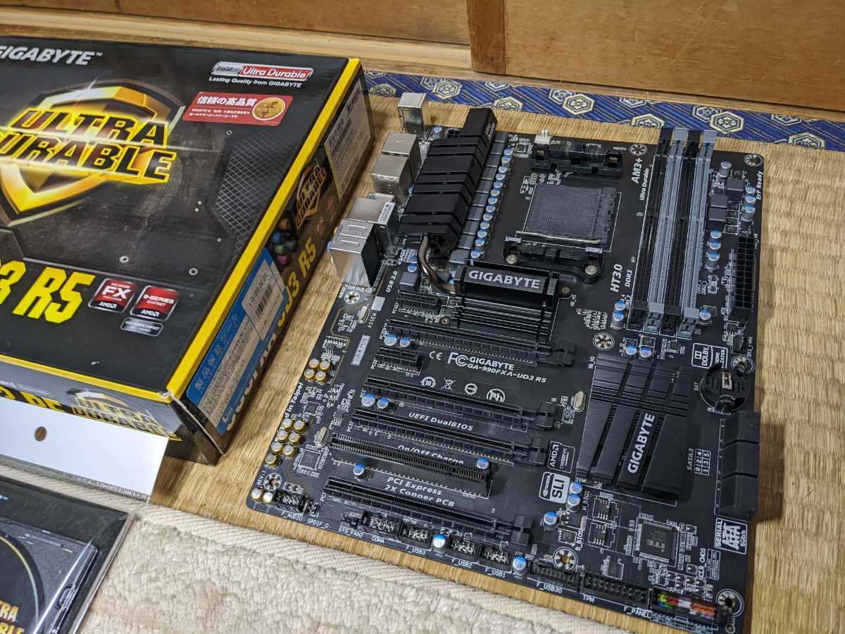 GIGABYTE GA-990FXA-UD3 R5 AM3+ 中古_画像1