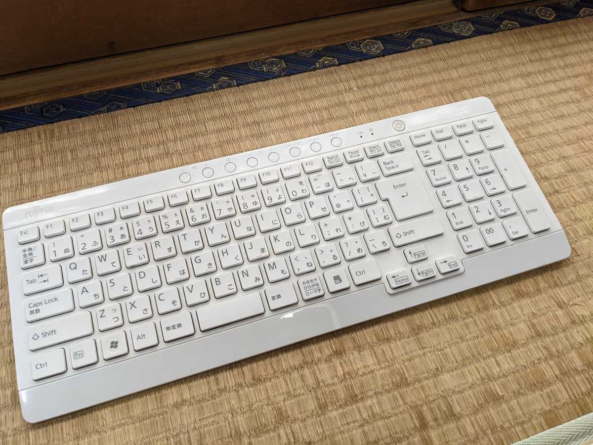 富士通 ワイヤレスキーボード Y-R0025-O 中古_画像1