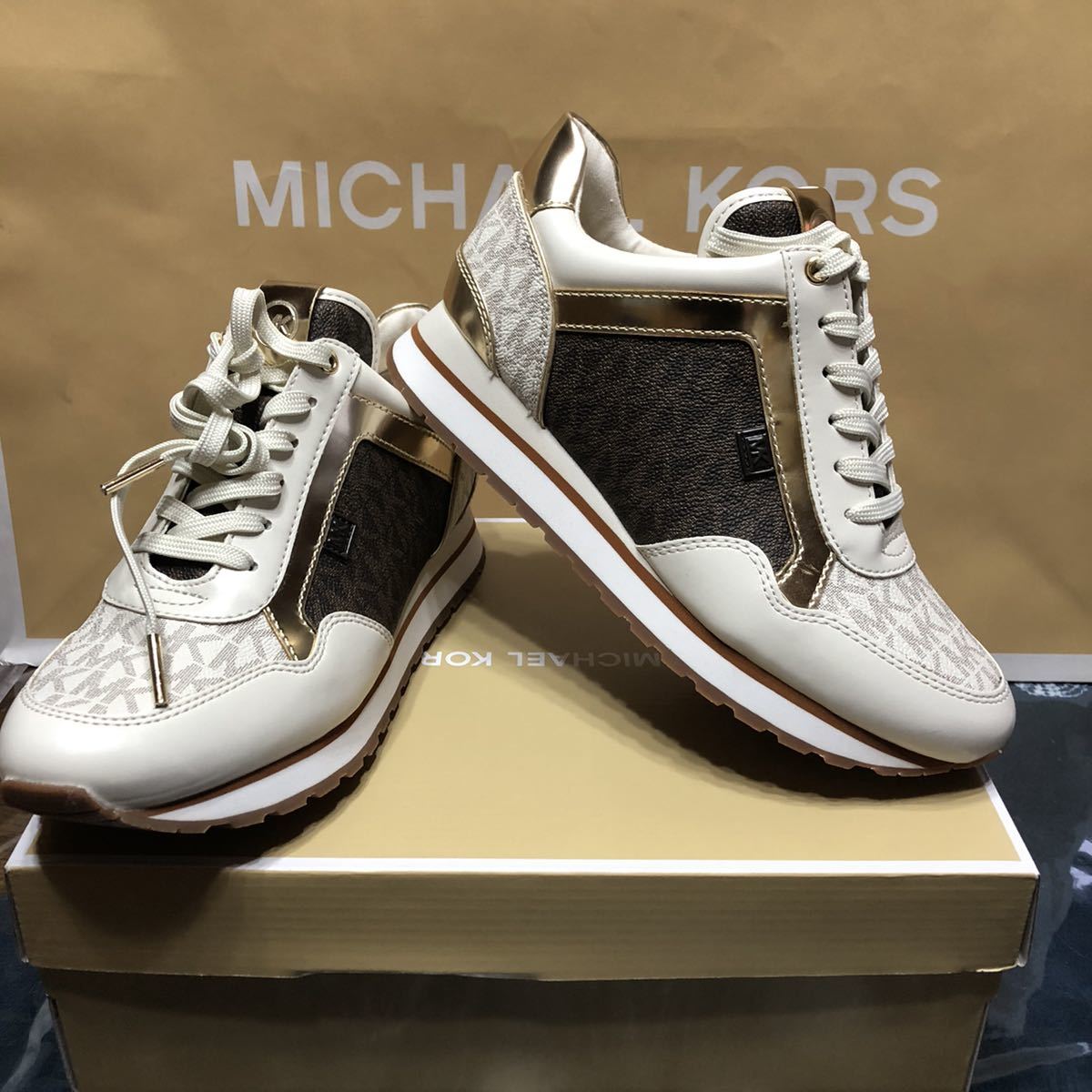 2022年最新海外 マイケルコース【MICHAEL KORS】スニーカー7.5M (24.5